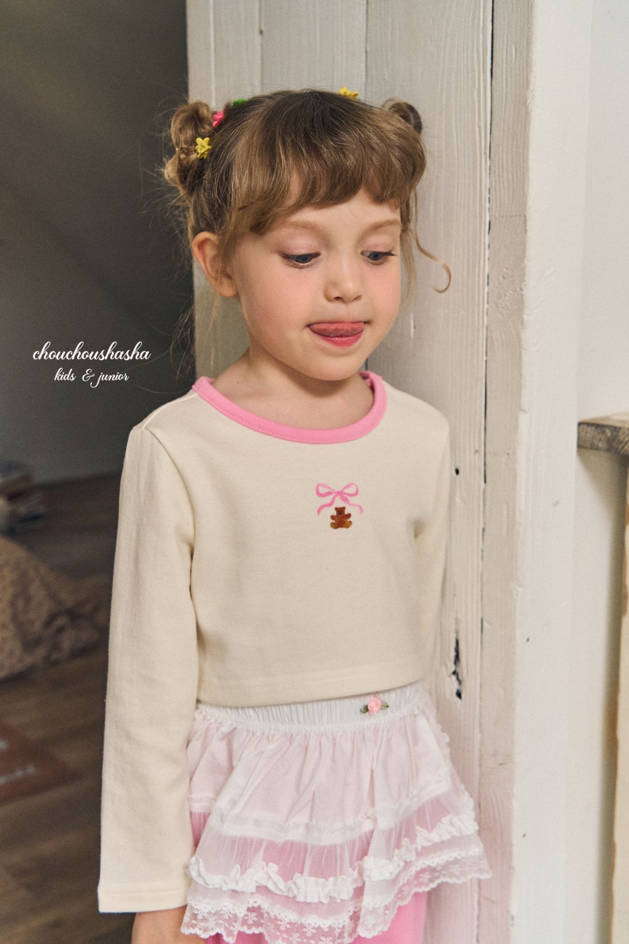 [CHOUCHOUSHASHA] Bear Ribbon Crop T-shirts_2colors