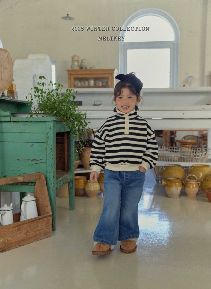 [melikey] High-Neck Simple Sweatshirt_Black